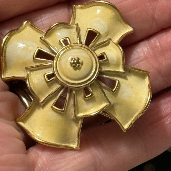 Vintage Signed Lisner Maltese Cross Brooch yellow Enamel Gold Tone Layered Pin - Picture 2 of 3